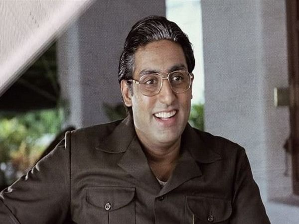 Abhishek celebrates 17 years of 'Guru', Amitabh Bachchan reacts