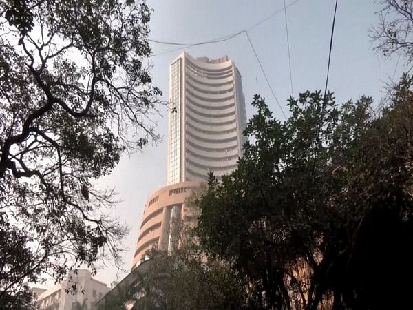 BSE trades on Saturday, Sensex and Nifty in the Green