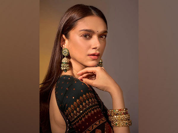 Aditi Rao Hydari exudes grace in black choli lehenga, shares story of 'Bottu'