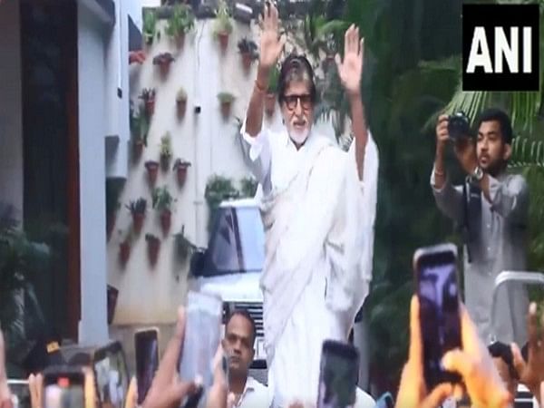 Amitabh Bachchan greets fans outside his house Jalsa