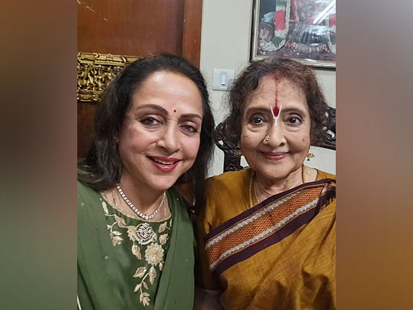Hema Malini meets Padma Vibhushan awardee Vyjayanthimala, says latter is full of life
