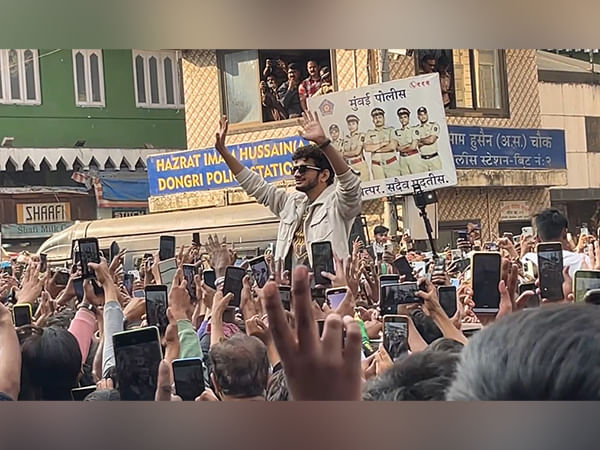 Munawar Faruqui takes 'Bigg Boss' trophy to Dongri, receives grand welcome from a sea of fans