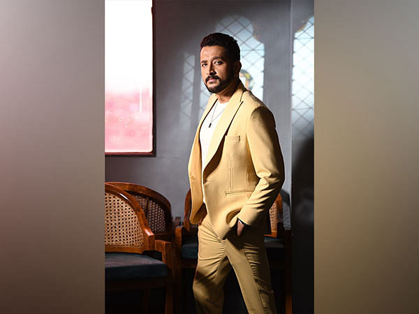 Parambrata Chattopadhyay to direct Aparna Sen, Anjan Dutt in 'Ei Raat Tomar Amar'