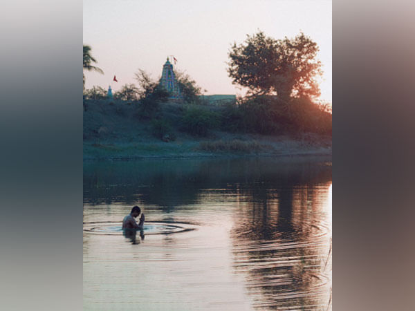 Hansal Mehta shares glimpse of series 'Gandhi'