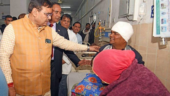 Rajasthan CM Bhajanlal Sharma interacts with a patient during a surprise inspection at Sawai Mansingh Hospital in Jaipur | Photo: ANI