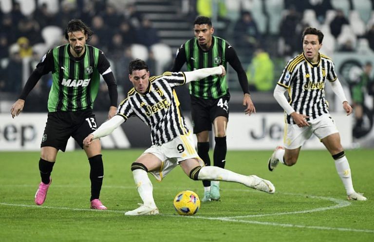 Soccer-Superb Vlahovic double fires Juventus to 3-0 win over Sassuolo