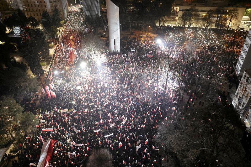 Dziesiątki tysięcy protestują w Polsce przeciwko uwięzieniu byłych ministrów