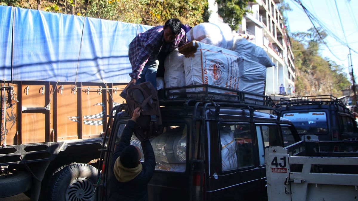 Anthony, Sumo driver loads luggage | Photo: Manisha Mondal | ThPrint