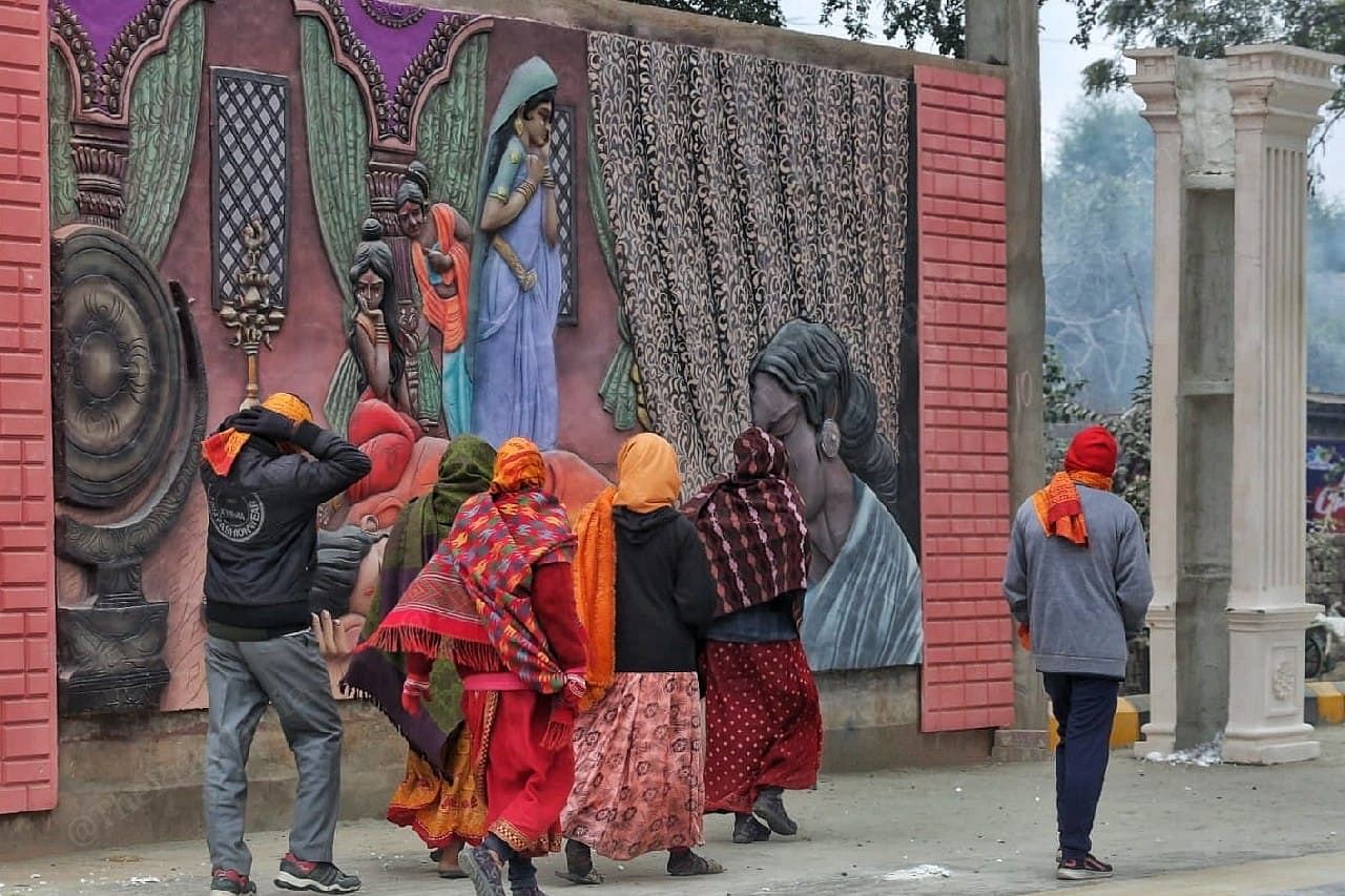 An eye-catching wall art draws appreciation of passers-by | Photo: Praveen Jain | ThePrint