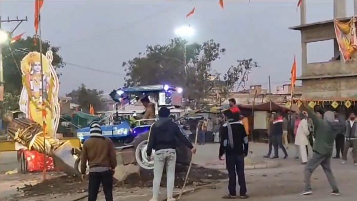 Screengrab from video showing tractor bulldozing into Sardar Vallabhbhai Patel's statue in MP's Ujjain | X (formerly Twitter) /@vijaythottathil