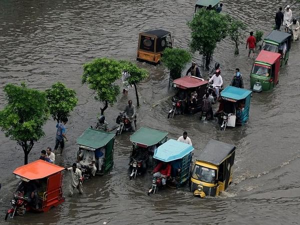 Two killed as heavy rain lashes Karachi