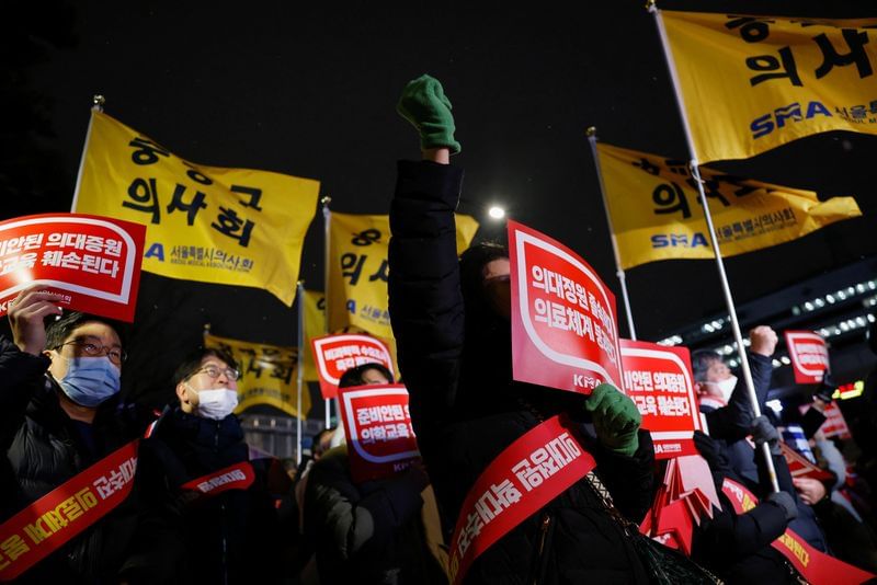South Korea health alert raised to 'severe' over doctors walkout