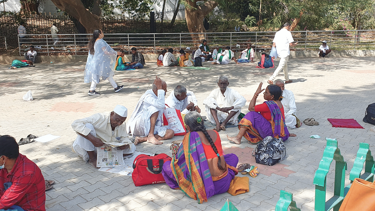 Elderly people lounge outside Vidhana Soudha during Janaspandana Sharan Poovanna |  The print 