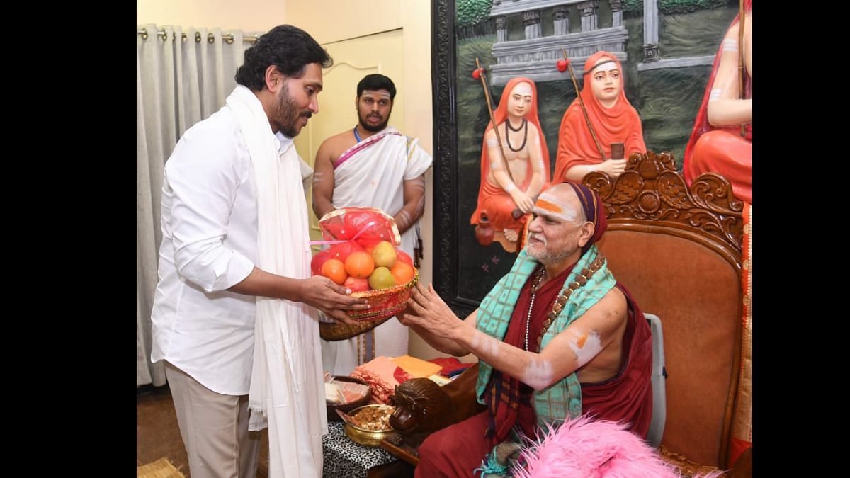 Jagan Mohan Reddy with Visakha Sarada Peetham pontiff Swaroopanandendra Saraswati | By special arrangement