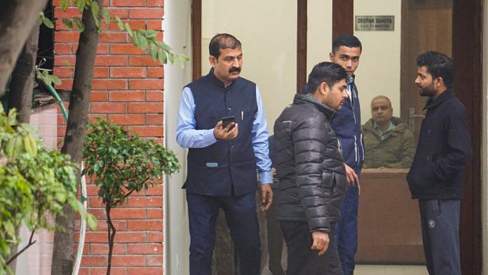 Delhi Police Crime Branch officials at the residence of Delhi minister Atishi Singh to serve her a notice regarding investigation into AAP's claim that the BJP was trying to poach its MLAs, in New Delhi, Sunday, Feb. 4, 2024 | PTI