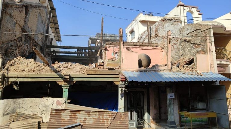 Gujarat’s true crime drama—flying gold coins, fleeing labourers, police chase, & an alert ASI
