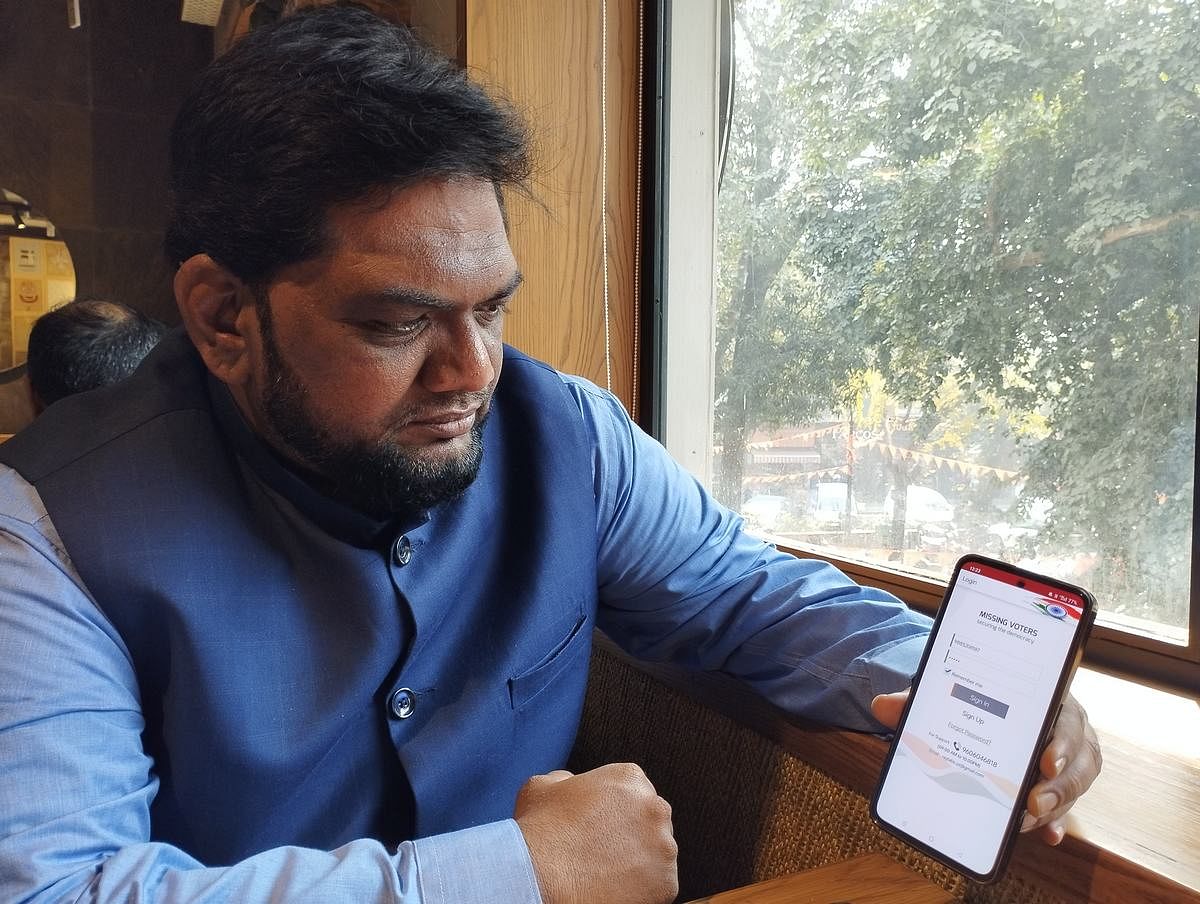 खालिद सैफुल्लाह अपने फोन पर अपने ऐप ‘मिसिंग वोटर्स’ का इंटरफेस दिखाते हुए | फोटो: हिना फ़ातिमा/दिप्रिंट