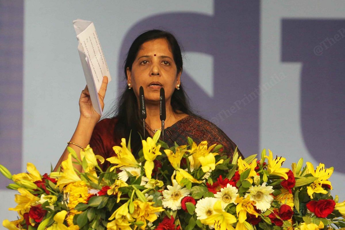 Sunita Kejriwal holds a letter sent by CM Kejriwal from ED remand | Photo: Praveen Jain | ThePrint