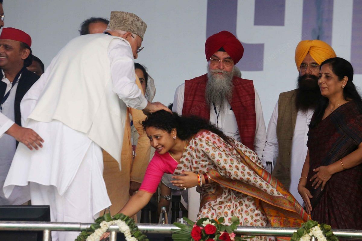 Kalpana Soren, former Jharkhand CM, touches feet of MLA and JK National Conference president Farooq Abdullah