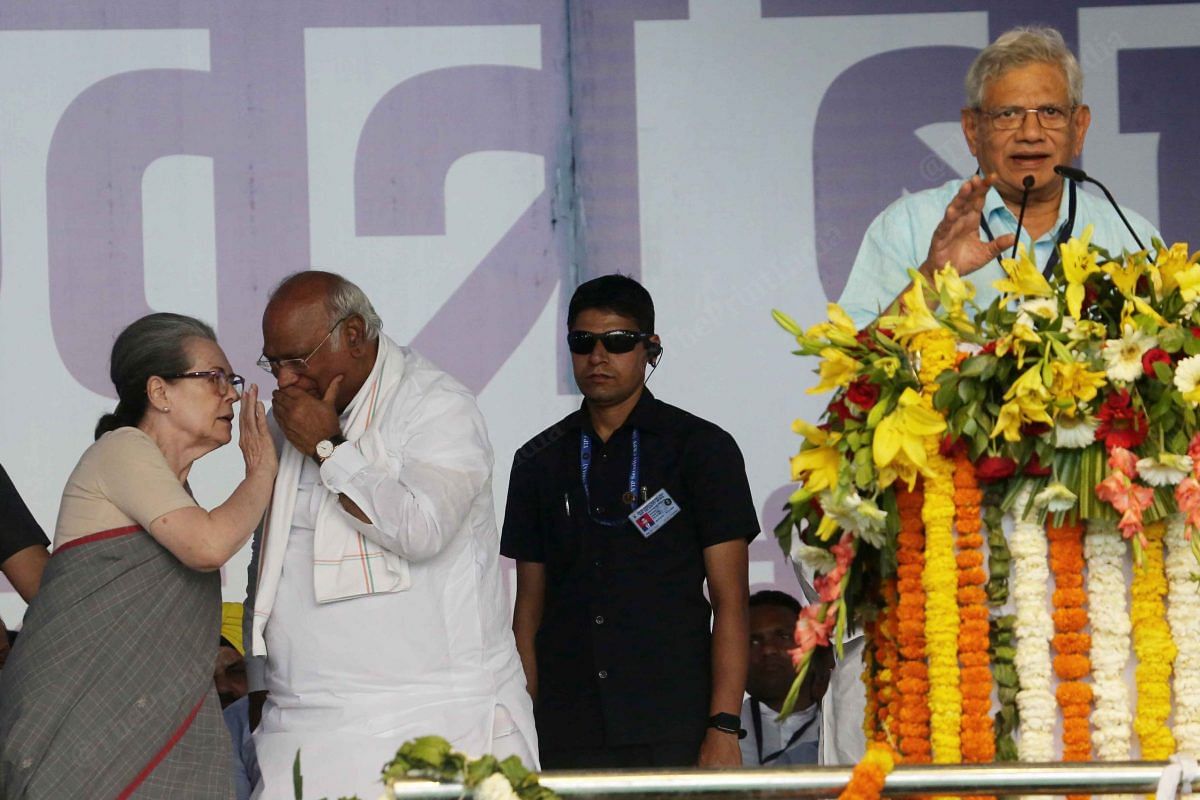 Sonia Gandhi speaks to Mallikarjun Kharge while CPI (M) leader Sitaram Yechury addresses the crowd | Photo: Praveen Jain | ThePrint
