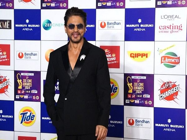 SRK looks dapper in blue suit at event in Delhi