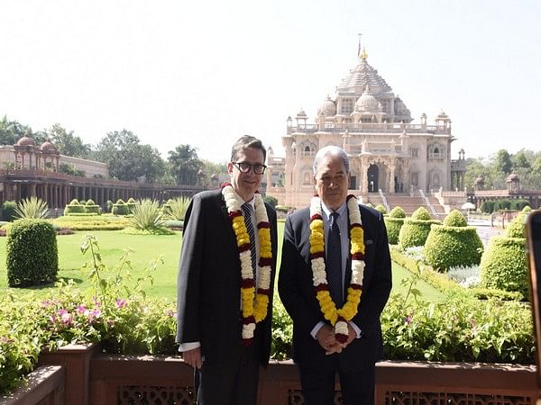 Gujarat: New Zealand's Dy PM Peters offers prayers at Akshardham Temple