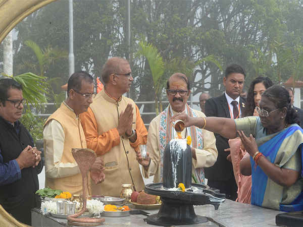 President Murmu performs 'Jalabhishek' at Mangalmurti Mahadev in Mauritius President Murmu performs 'Jalabhishek' at Mangalmurti Mahadev in Mauritius