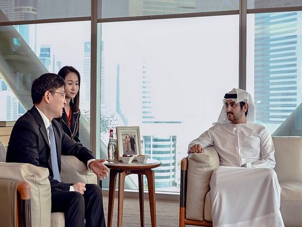 Maktoum bin Mohammed and Sheikhs visit Hisham Al Qasim Majlis in Dubai