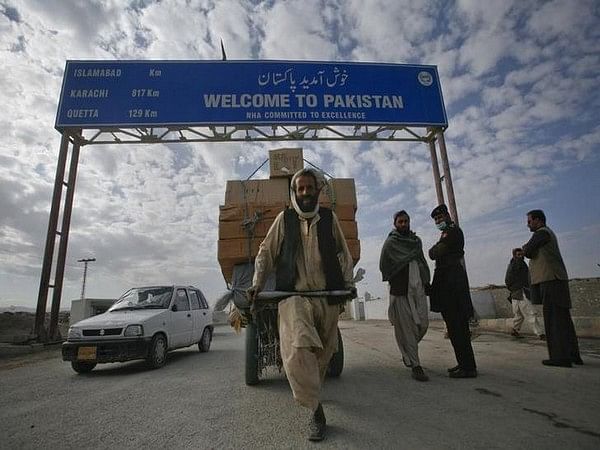 Torkham border crossing between Pakistan, Afghanistan closed for pedestrians due to clash between officials 