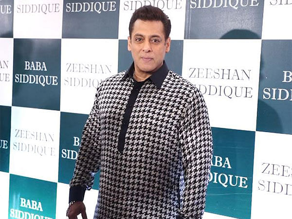 GOAT Bhaijaan Salman Khan Looking Dashing In Pathani Look Arrives At Baba  Siddique Iftar Party 2024 - YouTube