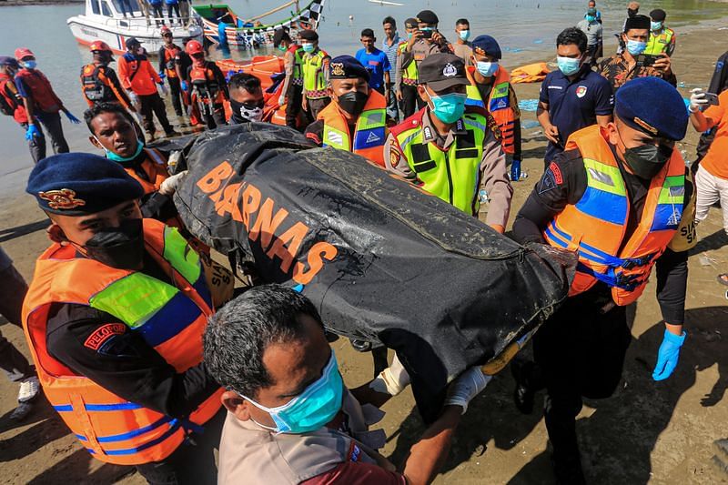 Indonesia menemukan dua jenazah setelah kapal pengungsi Rohingya terbalik di Laut Aceh