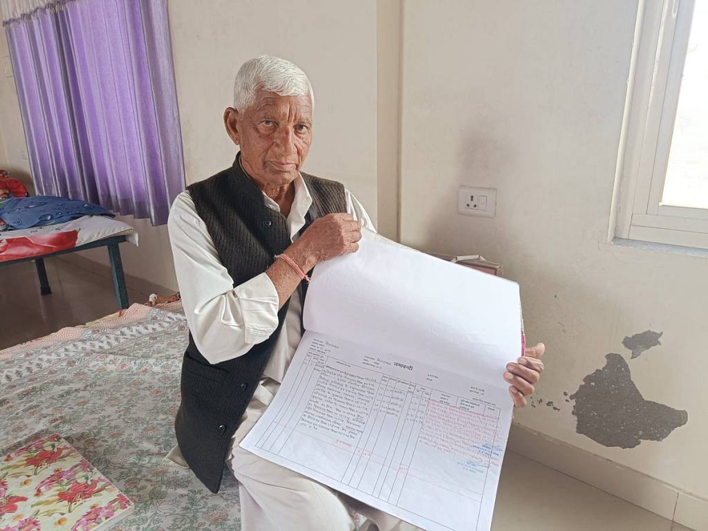 खेजड़ावास ग्रामदान के ग्रामसभा अध्यक्ष जीवनराम अपने गांव की ज़मीन के रिकॉर्ड दिखाते हुए | फोटो: कृष्ण मुरारी/दिप्रिंट