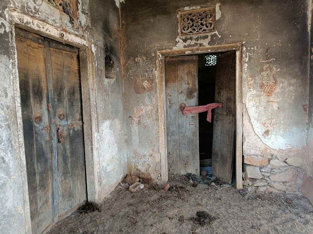 जयप्रकाशपुरा में एक लंबे समय से बंद पड़ा पुराना घर | फोटो: कृष्ण मुरारी/दिप्रिंट