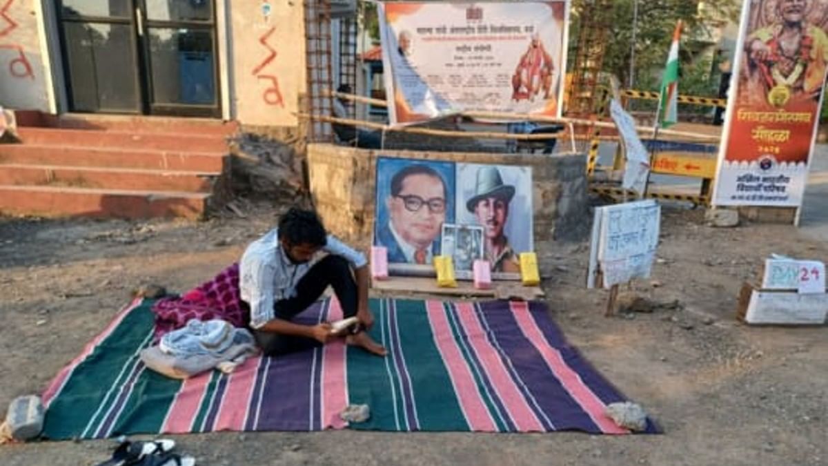 Mahatma Gandhi International Hindi University student Vivek Mishra protesting outside the campus | By special arrangement