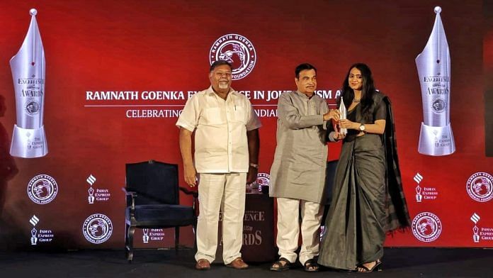 Vandana Menon of ThePrint receiving Ramnath Goenka Excellence in Journalism Award from Union Minister Nitin Gadkari | Courtesy: The Indian Express