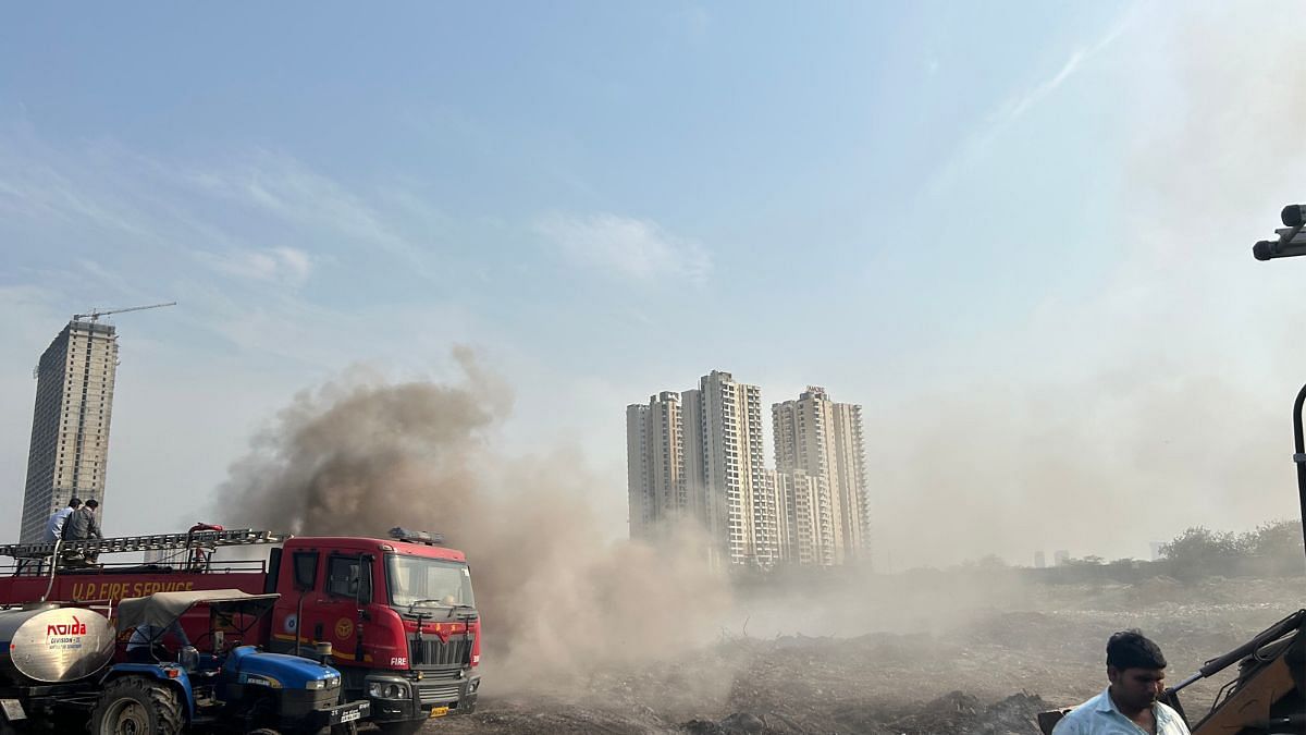 Smoke continues to fill the air even on the fourth day after the fire | Zenaira Bakhsh | ThePrint 