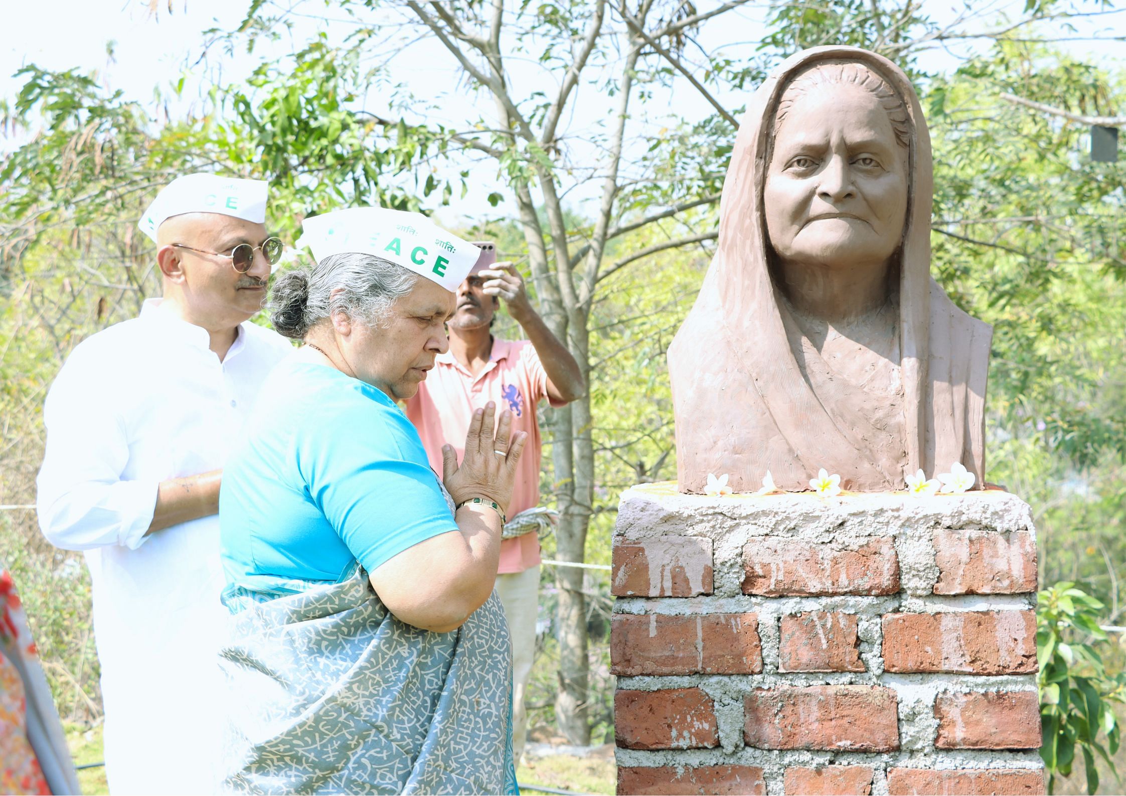 Sister Lucy Kurien unveils Kasturba’s bust. Photo by: Katherine Abraham/Aikaterina Photography