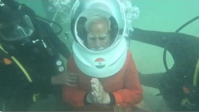 Narendra Modi doing yoga under water | Twitter