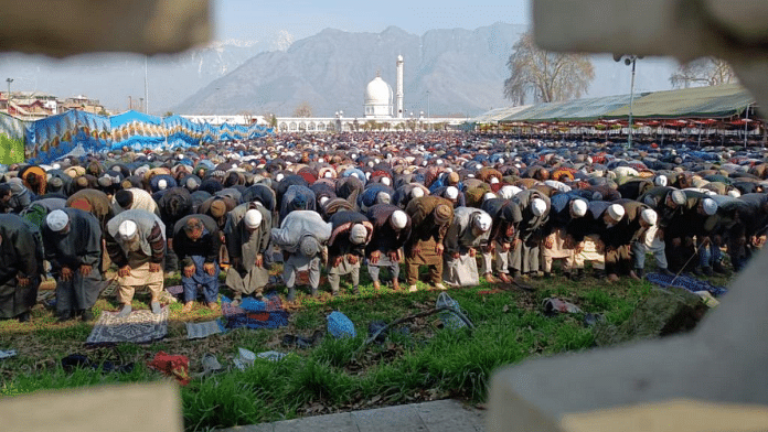 File photo of devotees paid obeisance at Hazratbal shrine | Pic courtesy: X/@SrinagarPolice