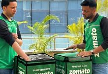 Deepinder Goyal, Zomato CEO (left) and Rakesh Rajan, CEO, food delivery, Zomato in the now-scrapped green uniforms that distinguished the pure veg fleet. | X @deepigoyal
