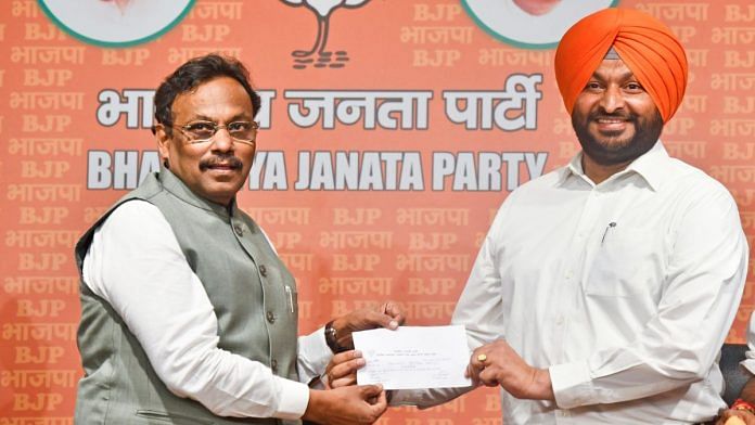 Ravneet Singh Bittu joins the BJP in the presence of Vinod Tawde in New Delhi. | ANI