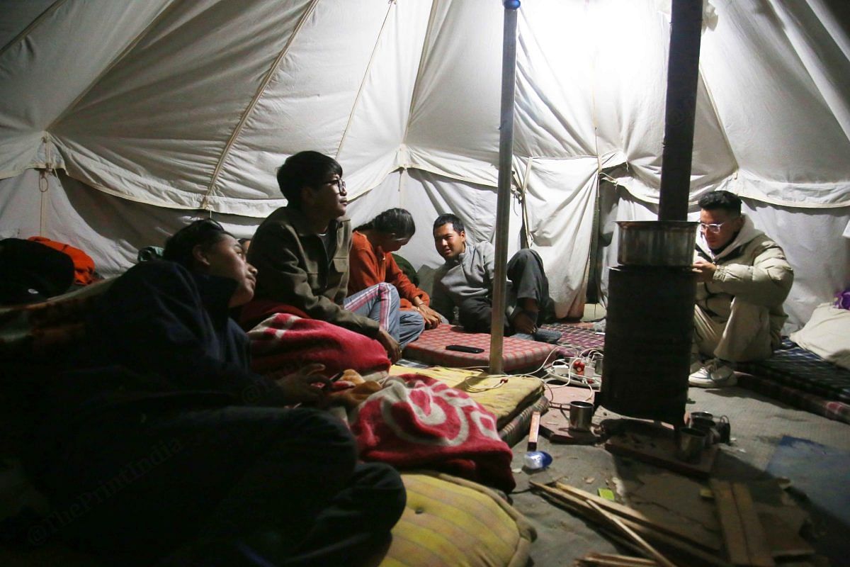 Volunteers sleep outside, but have tents as backup | Manisha Mondal | ThePrint