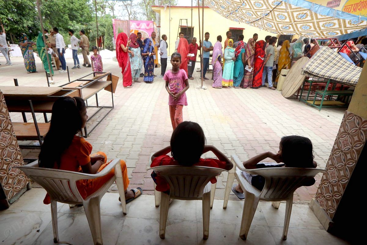 Women voters with their children | Praveen Jain | ThePrint 