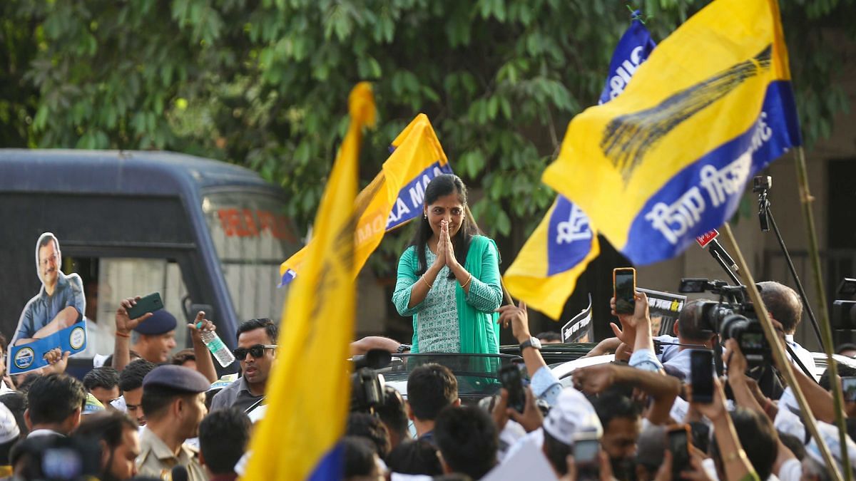 Sunita Kejriwal during the roadshow at Kalyanpuri in New Delhi, Saturday | Suraj Singh Bisht| ThePrint 