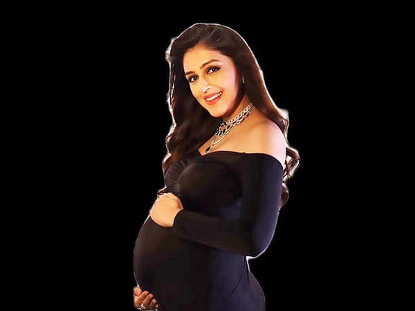 'Awara Paagal Deewana' actor Aarti Chabria announces pregnancy, flaunts her baby bump