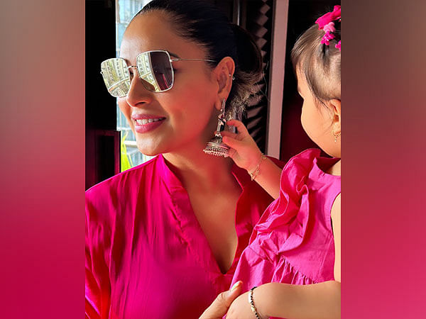 Bipasha Basu twins with her 'mini' daughter Devi 