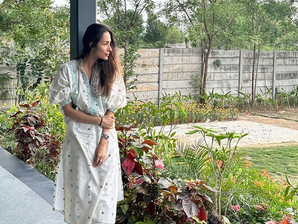 Malaika Arora drops 'No filter' pictures, Farah Khan reacts