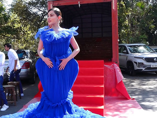 Uorfi Javed turns heads in 100 kg gown, travels by tempo