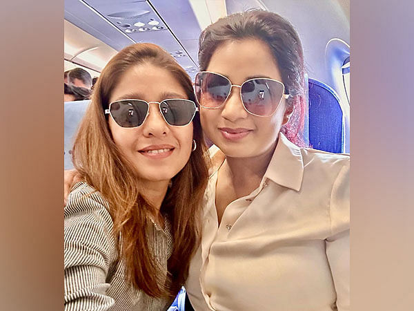 Shreya Ghoshal, Sunidhi Chauhan 'breaks the internet' with latest selfie; fans in awe