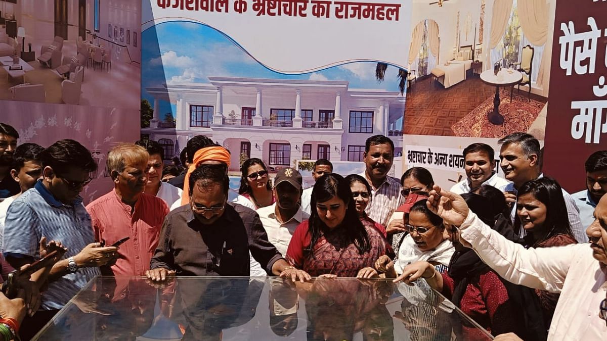 Delhi BJP President Virendra Sachdeva and Bansuri Swaraj watching the model of Arvind Kejriwal's house | Special Arrangement 
